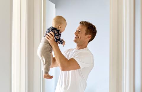 ZUS: 41 900 ojców skorzystało w 2024 r. z urlopu rodzicielskiego, a 162 300 - z urlopu ojcowskiego