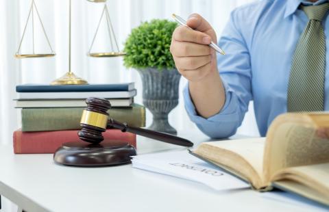 Asystent prokuratora wiąże koniec z końcem na dwóch etatach