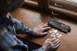 Najniższa emerytura w grudniu 2024 r. wynosiła 0,02 zł. Pobierały ją 2 osoby: solidarnie kobieta i mężczyzna