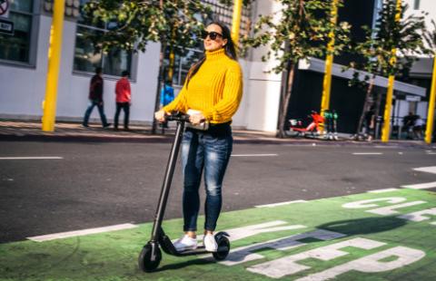 Nie jest jasne, jak szybko można jechać hulajnogą elektryczną po chodniku