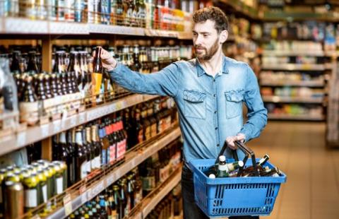 Sklepy omijają przepisy, definicja wydzielonego stoiska z alkoholem nieprecyzyjna