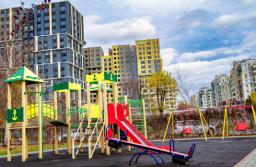 Bezpieczeństwo na placu zabaw. Nowe poradniki UOKiK i GUNB