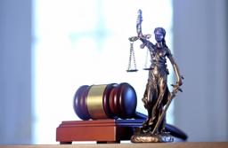 Spacer do sądu nie pozbawia prawa do zasiłku chorobowego