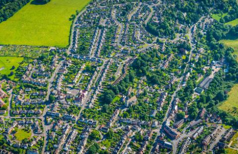 TSUE: Małżonkowie sprzedający działkę są jednym podatnikiem VAT