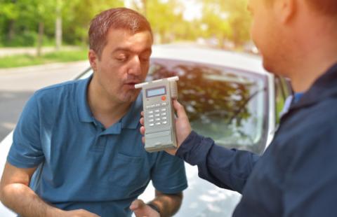 Sąd: Brak weryfikacji wyniku badania alkotesterem obciążał pracownika