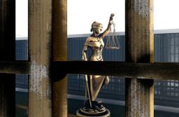 Lekarz z maczetą zawieszony na dwa lata