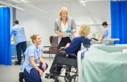 Wózka wciąż nie można wypożyczyć, brakuje też łóżek rehabilitacyjnych