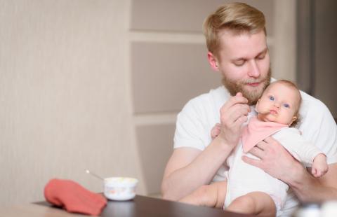 W 2024 roku 41,9 tys. ojców skorzystało z urlopu rodzicielskiego