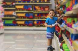 Zeszyty i klocki z energy drinkiem. Czy to już zakazana reklama?