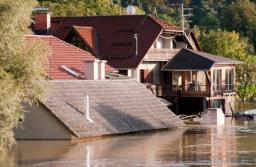 Specustawa powodziowa z nowelizacją: szerszy katalog świadczeń i ułatwienia dla powodzian