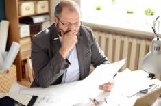 Czy firma zwolniona z VAT musi się rejestrować dla celów VAT