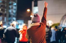 Strasburg: Kara za noszenie przyłbicy w czasie manifestacji - to naruszenie