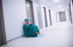 Personel medyczny leczy pod presją - potrzebne zmiany w przepisach?