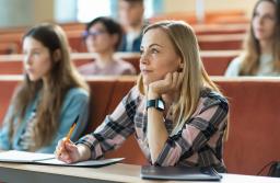 Indywidualny tryb nauki potrzebny studentom-rodzicom na studiach zaocznych