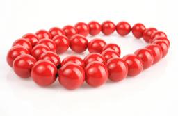 Czerwone korale w lokalu wyborczym. Czy doszło do naruszenia ciszy wyborczej?