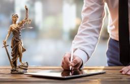 SN: Sędzia uwikłany w politykę nie może orzec o defraudacji