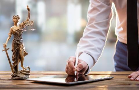 SN: Sędzia uwikłany w politykę nie może orzec o defraudacji