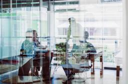 EY: Firmy stawiające na mobilność pracowników lepiej radzą sobie z brakami kadrowymi