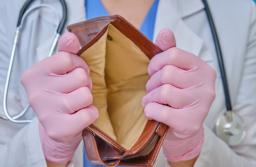 Podwyżkowy pat w ochronie zdrowia trwa, szpitale bez pieniędzy