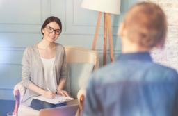 Lekarstwo gorsze od choroby? Ostra krytyka regulacji dla psychoterapii