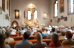 Upadek w czasie mszy – „wypadkowe” księdzu się należy