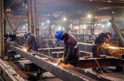 Produkcja i logistyka 2025 - płace w górę, etaty pod lupą. Raport