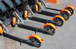 Jazda e-hulajnogą jest ryzykowna, ale posiadacz nie musi mieć polisy