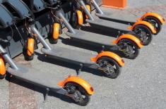 Jazda e-hulajnogą jest ryzykowna, ale posiadacz nie musi mieć polisy