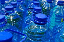 Nestlé pozwana za zielone hasła na butelkach