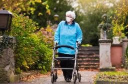 Asystencja osobista jeszcze później, a powiaty z mniejszymi środkami na obsługę