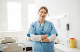 Położna i opiekun medyczny pomogą w niedoborze pielęgniarek w szkołach