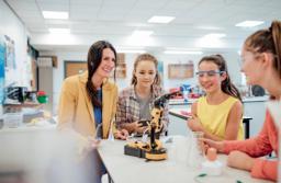 Polska w czołówce państw z największymi barierami dla naukowczyń