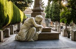 Prawo autorskie odważnie wkracza na cmentarze