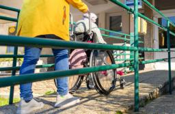 Kolejna sprawa w NSA ws. świadczenia pielęgnacyjnego. Zagadnienie prawne bez rozpoznania