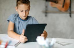 UOKiK sprawdza influencerów i ich reklamy skierowane do dzieci