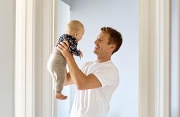 Coraz więcej mężczyzn korzysta z urlopu rodzicielskiego, ale coraz mniej - z ojcowskiego