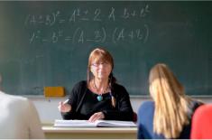 Nauczyciel bez pensji i składek w wakacje? MEN: Przepisy są wyczerpujące