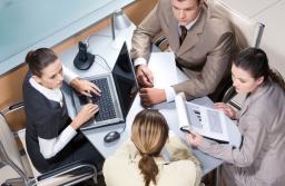 Usługi mediacji a zwolnienie podmiotowe z VAT